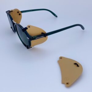Protectores laterales extraíbles de color claro puestas en gafas de sol. Sirven para todos los modelos.