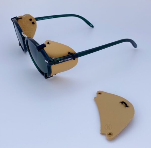 Protectores laterales extraíbles de color claro puestas en gafas de sol. Sirven para todos los modelos.
