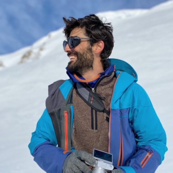 Protectores laterales extraíbles en color oscuro puestas en gafas de sol. Las gafas de sol las usa un hombre esquiador que se encuentra en una montaña de nieve. Son de piel y se adapta a todos los modelos.