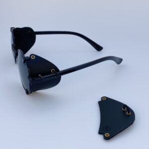 Protectores laterales extraíbles de color oscuro puestas en gafas de sol. Sirven para todos los modelos.