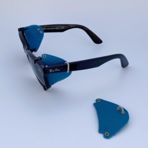 Protectores laterales extraíbles en tono azul puestas en gafas de sol. Sirven para todos los modelos.