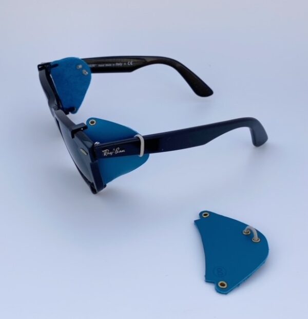 Protectores laterales extraíbles en tono azul puestas en gafas de sol. Sirven para todos los modelos.