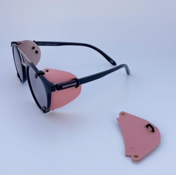 Protectores laterales extraíbles en color claro, puestas en gafas de sol. Se adapta a todos los modelos.