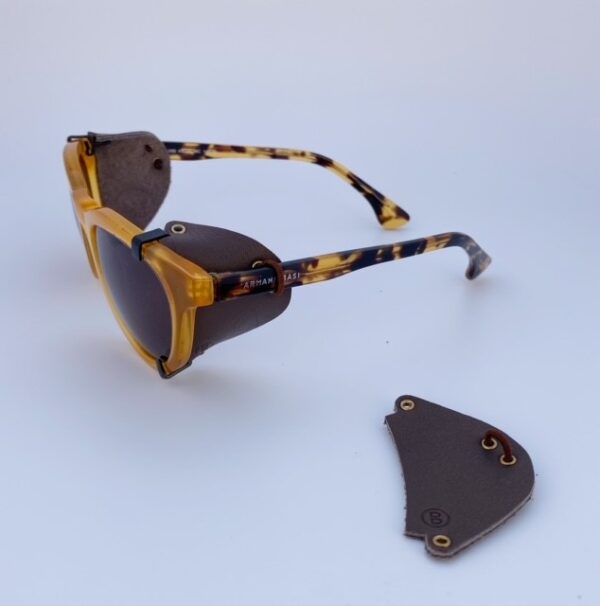 Protectores laterales extraíbles de tono oscuro puestas en gafas de sol. Nuestros Side shields sirven para todos los modelos.