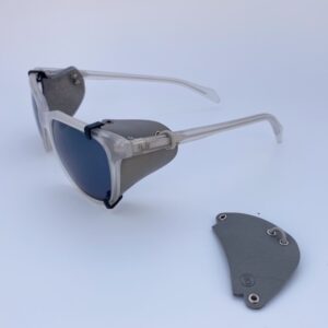 Removable side shields in grey color, put on sunglasses. Fits all models.
