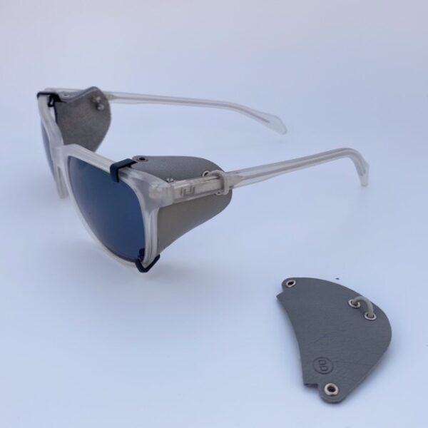 Protectores laterales extraíbles en tono gris puestas en gafas de sol. Sirven para todos los modelos.