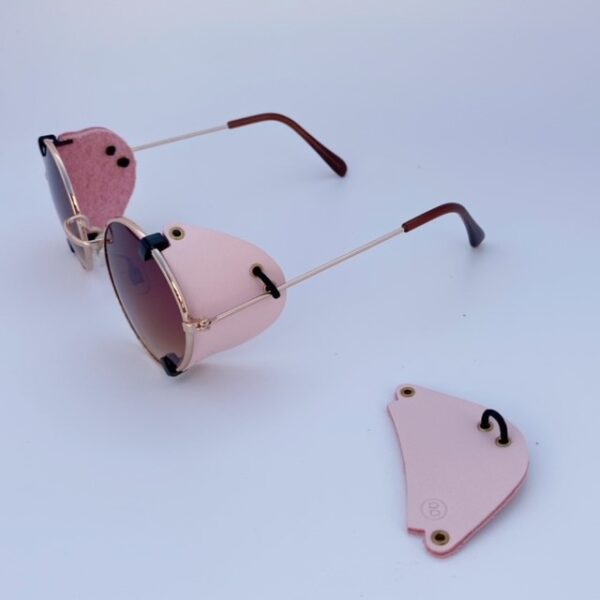 Protectores laterales extraíbles de tono rosa puestas en gafas de sol. Nuestros Side shields sirven para todos los modelos.