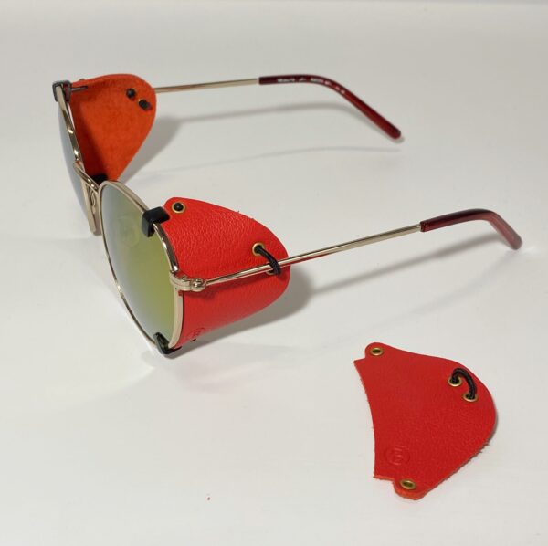 Protectores laterales extraíbles de tono rojo puestas en gafas de sol. Nuestros Side shields sirven para todos los modelos.