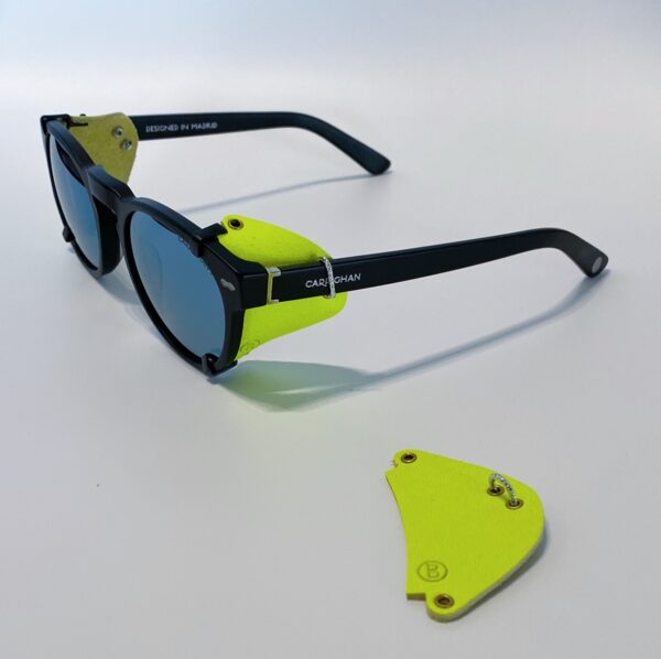 Protectores laterales extraíbles de tono fosforescente puestas en gafas de sol. Nuestros Side shields sirven para todos los modelos.